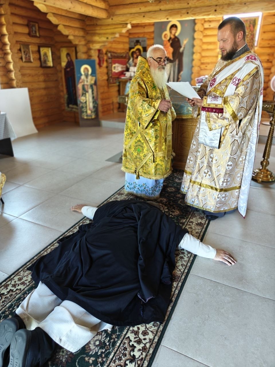 З благословіння Святійшого Патріарха Никодима Високопреосвященнійший Митрополит Івано-Франківський і Чернівецький Михаїл звершив чин чернечого постригу протоієрея Олексія в ієромонаха з іменем Спиридон (на честь Святителя Спиридона Триміфунтського), після чого відбулося наречення