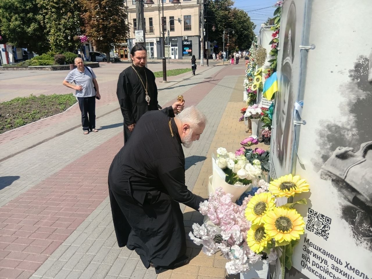 5 серпня 2026 року, Святійший Патріарх Київський і всієї Руси-України Никодим, Митрополит Івано-Франківський і Чернівецький Михаїл, Архієпископ Бориспільський і Броварський Євгеній, Єпископ Львівський і Самбірський Тихон, Єпископ Тернопільський і Бучацький Спиридон і протодиякон Максим Бондарчук відвідали Алею слави на вулиці Проскурівський у Хмельницькому для вшанування пам'яті воїнів